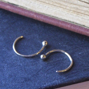 Le SPROUT. Einzelner Ohrring. 10K Gelbgold oder Weißgold Mini Ohrstecker.  Für einzelne Piercings. Handgefertigte Wachsausschmelztechnik von Chymiera Metallschmied