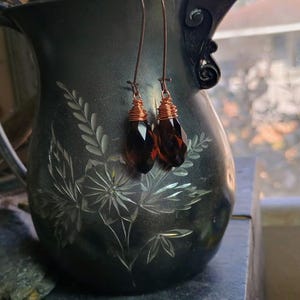 Jamoke. Orecchini pendenti con cristalli sfaccettati color caffè moka e rame.