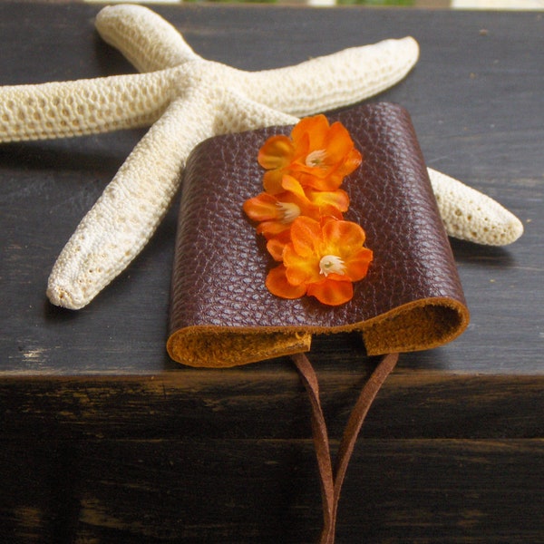 Das Hibiscus Gypsy-Armband aus Leder. Viktorianischer Korsett-Stil mit Lederschnürmanschette. Orangefarbene Seidenblumen verziert