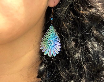 Sommer Pfau Ohrringe. Schillernde emaillierte Metallfedern & AB Kobaltblaue Kristallohrringe. Boho Ohrringe #FestiveEtsyFinds