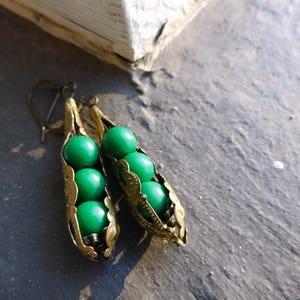 Drei Erbsen in einer Schote Ohrringe Rustikale viktorianische Filigrane Perlenkappe Pea Green Vintage Glasperlen Sweetpea Mom mit 3 Kindern