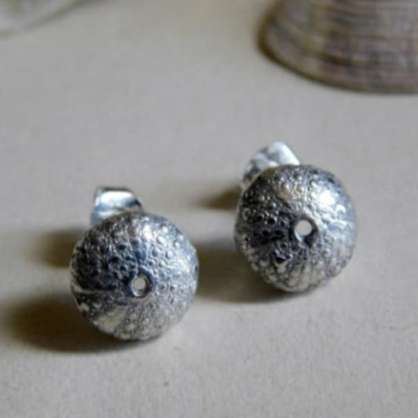 Sterling Silber kleine Seeigel Post Ohrringe. Verlorene Form. Seeigel Ohrstecker aus 925 Sterlingsilber #FestiveEtsyFinds