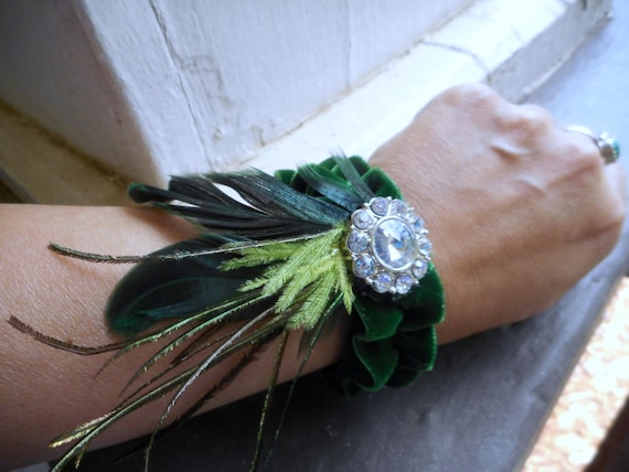 osfa Forest green Velvet Lime Ostrich /& Emerald Green Rooster Feathers The Lady Olwen Fascinator Flapper wrist cuff Rhinestone Button