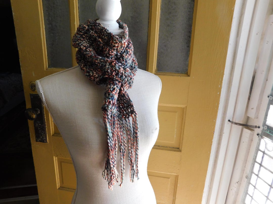 Sciarpa con frange lavorata all'uncinetto e fatta a mano da Wolf