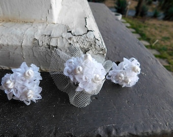 Anello da sposa o da ballo con fiore di modisteria in raso bianco topiaria. Anello delle damigelle. Anello bouquet di fiori. Anello nuziale bianco. Anello del corpetto della sposa