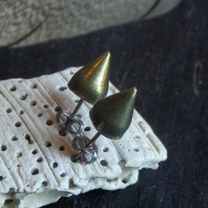 Kolce z mosiądzu. Kolczyki z kolcami w stylu grunge, imitujące Gauge, na tytanowych słupkach. Kolczyki unisex Rockstar #FestiveEtsyFinds