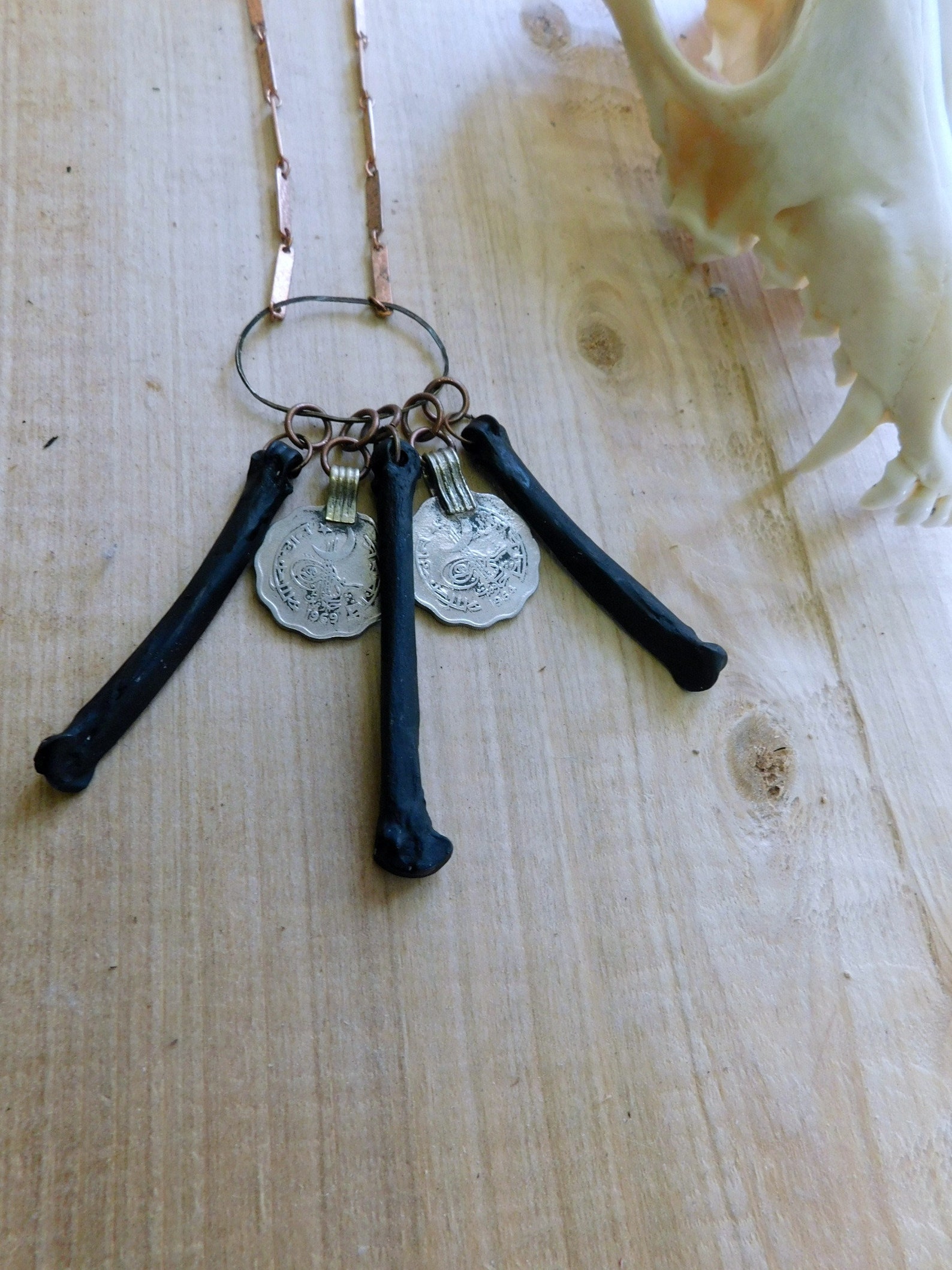 Münzen für den Fährmann. Rustikale Talisman Coyote Bein Etsy Münzen für den Fährmann. Rustikale Talisman Coyote Bein Etsy
