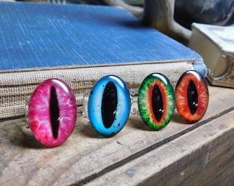 Reptilia EYes  |  Lucite cabochon eyeball rings. osfa  #FestiveEtsyFinds