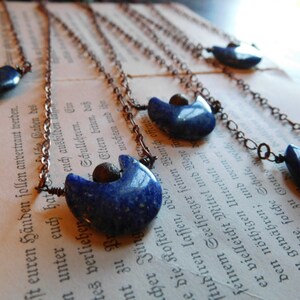Asgardischer Mond . Kobalt Blau Lapis Lazuli Halbmond, Oxidierte texturierte Kupfer Kugel und Kupferkette Boho himmlische Halskette