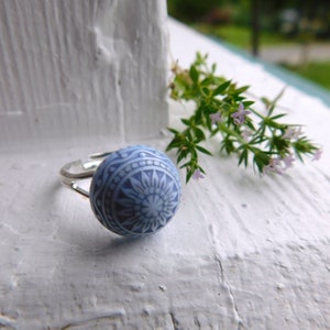 Kornblume. Vintage blau und grau Mosaik Lucite Dome Cabochon & versilbert einstellbar Teering. Sommer Kollektion #FestiveEtsyFinds