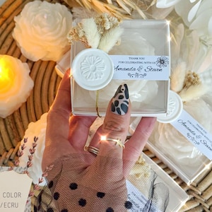Candela personalizzata per bomboniera a forma di peonia: regalo profumato personalizzato