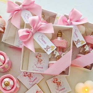 Gepersonaliseerde carrousel babyshower bedankje: doopgeschenkdoos met bubbelkaars en chocolade, Welcome Baby