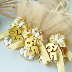 Elegant Italian bomboniere favor for milestone birthday, handmade with tulle bag, satin ribbon, dried flowers, and sugared almond candies — perfect 40th, 60th, or 80th birthday gift