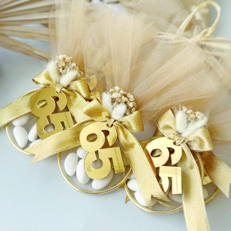 Elegant Italian bomboniere favor for milestone birthday, handmade with tulle bag, satin ribbon, dried flowers, and sugared almond candies — perfect 40th, 60th, or 80th birthday gift