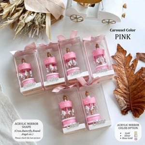 Pink carousel party favors in clear gift boxes with satin ribbons and personalized acrylic names – ideal for baby showers or baptisms. Close-up of pink carousel keepsakes with gold and silver bows, featuring custom names and elegant acrylic details. Colorful carousel favors (red, blue, green, yellow) with festive ribbons, designed as personalized welcome baby or birthday gifts.
