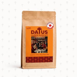 Op de afbeelding: Een bruine papieren zak met een oranje etiket met de tekst DATUS Le plaisir Autrement. Het etiket toont een illustratie van mensen aan een tafel met theeserviezen. Een ronde rood-witte sticker vermeldt de tekst PRODUIT EN Île-de-France.