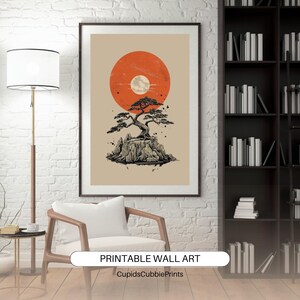 Könnte beinhalten: Ein minimalistischer digitaler Kunstdruck mit einer schwarzen Silhouette eines Bonsai-Baums, der auf einer felsigen Insel wächst, mit einem großen orangen Kreis dahinter. Der Druck hat einen beigefarbenen Hintergrund und den Text "PRINTABLE WALL ART" und "CupidsCubbliePrints" unten.