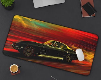 Peut inclure: Un tapis de bureau rectangulaire illustrant une voiture de sport vintage vert foncé en mouvement sur un fond flou rouge et orange vif. Le tapis présente une surface lisse et des bords noirs, montrant une scène dynamique.