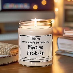 Duftende Sojakerze - Lustiges Geschenk für Sie oder Ihn, riecht nach MIGRANIE KOPFSCHMERZEN, Geburtstags- oder Collegegeschenk, Hilarious Home Decor
