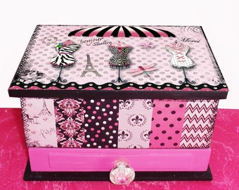 Organiseur personnalisé corset à 3 niveaux avec miroir et tiroirs.  5 cloisons dans l'ouverture frontale.  Unique, Timbres, Roses, Rouge