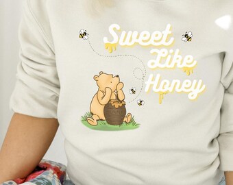 Sudadera de Winnie the Pooh "Dulce como la miel", Disneyland, Disney World, Magic Kingdom, viaje a Disney, Disney Swiftie