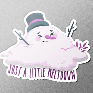 Puede incluir: Un muñeco de nieve derritiéndose con un sombrero morado y una expresión triste. El muñeco de nieve se derrite en un charco con el texto "Just a little meltdown" debajo.