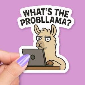Pode incluir: Um autocolante com uma lhama de desenho animado a olhar para um portátil, com o texto "WHAT'S THE PROBLLAMA?" em preto. A lhama tem uma expressão preocupada. O autocolante está sobre um fundo roxo.