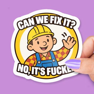 Puede incluir: Una pegatina circular con un personaje de dibujos animados que lleva un casco amarillo y una camisa de cuadros roja y amarilla con peto azul. El personaje saluda. El texto dice CAN WE FIX IT? arriba y NO, IT'S FUCKED abajo.