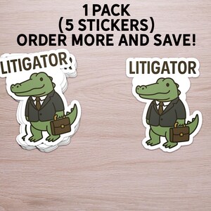 Pode incluir: Pacote de adesivos com um jacar&eacute; de desenho animado de terno e pasta, com a palavra "LITIGATOR" acima. O texto na parte superior diz "1 PACK (5 STICKERS) ORDER MORE AND SAVE!" em uma superf&iacute;cie de madeira.