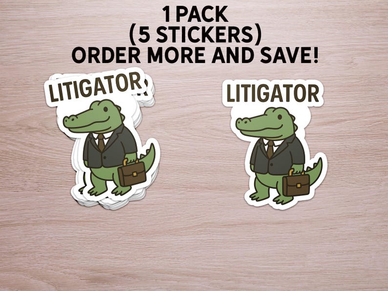 Pode incluir: Pacote de adesivos com um jacar&eacute; de desenho animado de terno e pasta, com a palavra "LITIGATOR" acima. O texto na parte superior diz "1 PACK (5 STICKERS) ORDER MORE AND SAVE!" em uma superf&iacute;cie de madeira.