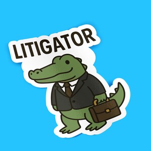 Pode incluir: Um autocolante com um jacar&eacute; de desenho animado de fato, segurando uma pasta, com a palavra "LITIGATOR" acima. O jacar&eacute; &eacute; verde, com um fato preto e uma pasta castanha, sobre um fundo azul.