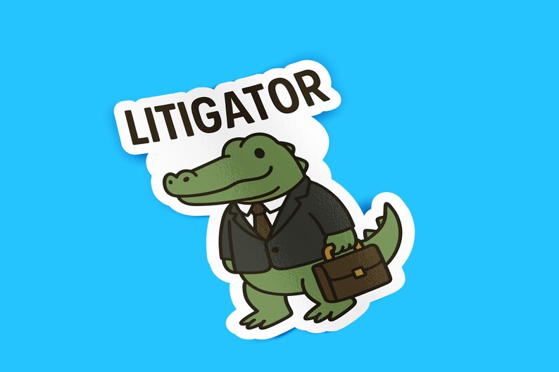Pode incluir: Um autocolante com um jacar&eacute; de desenho animado de fato, segurando uma pasta, com a palavra "LITIGATOR" acima. O jacar&eacute; &eacute; verde, com um fato preto e uma pasta castanha, sobre um fundo azul.