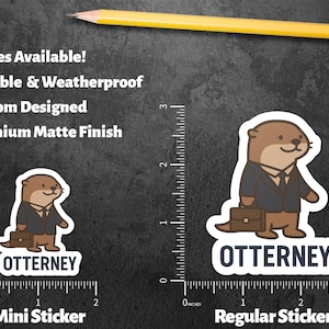K&ouml;nnte beinhalten: Gezeigt werden zwei Aufkleber, eine Mini- und eine regul&auml;re Gr&ouml;&szlig;e. Die Aufkleber zeigen einen Cartoon-Otter in einem Anzug, der eine Aktentasche h&auml;lt, mit dem Wort "OTTERNEY" darunter. Die Aufkleber sind langlebig, wetterfest, individuell gestaltet und haben ein hochwertiges mattes Finish.