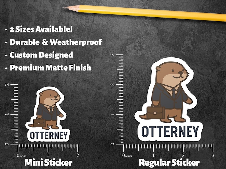 K&ouml;nnte beinhalten: Gezeigt werden zwei Aufkleber, eine Mini- und eine regul&auml;re Gr&ouml;&szlig;e. Die Aufkleber zeigen einen Cartoon-Otter in einem Anzug, der eine Aktentasche h&auml;lt, mit dem Wort "OTTERNEY" darunter. Die Aufkleber sind langlebig, wetterfest, individuell gestaltet und haben ein hochwertiges mattes Finish.