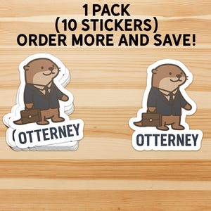 K&ouml;nnte beinhalten: Aufkleber-Packung mit einem Cartoon-Otter im Anzug, der eine Aktentasche h&auml;lt, mit dem Wort "Otterney" darunter. Die Aufkleber sind wei&szlig; mit einem braunen Otter-Design. Der Text oben lautet "1 PACK (10 STICKERS) ORDER MORE AND SAVE!"