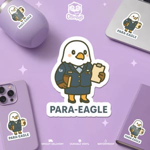 Puede incluir: Una pegatina con un águila de dibujos animados con uniforme azul marino que sostiene un portapapeles y un libro. El texto "PARA-EAGLE" está debajo del águila. La pegatina está en un portátil, teléfono, vaso y cuaderno.