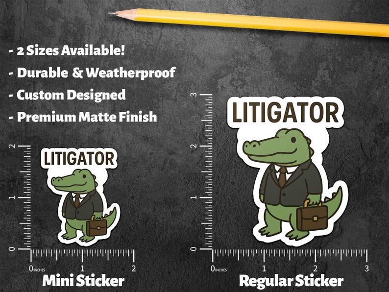 Pode incluir: S&atilde;o exibidos dois adesivos, um com a etiqueta "Mini Sticker" e o outro "Regular Sticker". Ambos apresentam um jacar&eacute; de desenho animado de terno segurando uma pasta, com a palavra "LITIGATOR" acima. Os adesivos est&atilde;o em um fundo escuro.