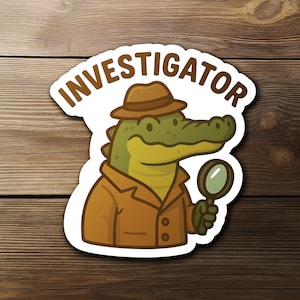 Puede incluir: Una pegatina con un detective de dibujos animados, un cocodrilo con sombrero y abrigo marrón, sosteniendo una lupa. La palabra "INVESTIGATOR" está arqueada sobre el cocodrilo en letras marrones.