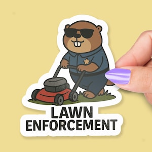 Lawn Enforcement Sticker, lustiges Murmeltier Polizei Wortspiel, niedlicher Tieraufkleber mit Rasenmäher, Cop Humor Design, Laptop Aufkleber, Bürogeschenk