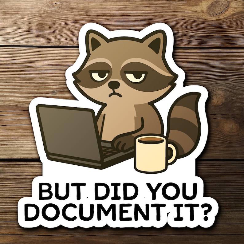 Puede incluir: Una pegatina con un mapache de dibujos animados con un port&aacute;til y una taza de caf&eacute;. El mapache tiene una expresi&oacute;n de mal humor. El texto "BUT DID YOU DOCUMENT IT?" est&aacute; debajo.