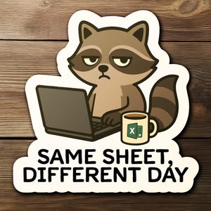 Op de afbeelding: Een sticker met een cartoon wasbeer met een laptop en een koffiemok. De wasbeer heeft een verveelde uitdrukking. De mok heeft een Excel-logo. De tekst op de sticker luidt "SAME SHEET, DIFFERENT DAY."