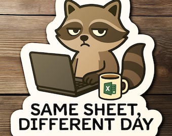 Può includere: Un adesivo con un procione dei cartoni animati con un laptop e una tazza di caffè. Il procione ha un'espressione annoiata. La tazza ha il logo di Excel. Il testo sull'adesivo recita "SAME SHEET, DIFFERENT DAY."