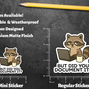 Puede incluir: Dos pegatinas con un mapache de dibujos animados con un port&aacute;til y una taza. El texto "BUT DID YOU DOCUMENT IT?" est&aacute; debajo. Las pegatinas est&aacute;n disponibles en dos tama&ntilde;os, duraderas, resistentes a la intemperie, de dise&ntilde;o personalizado y con un acabado mate de primera calidad.
