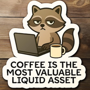 Puede incluir: Una pegatina con un mapache de dibujos animados con un portátil y una taza de café. El mapache tiene una expresión de mal humor. El texto de la pegatina dice: "EL CAFÉ ES EL ACTIVO LÍQUIDO MÁS VALIOSO".