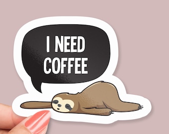Pegatina "Necesito café", vinilo de un perezoso tumbado, humor matutino, regalo para amantes de la cafeína, humor cafetero, decoración relajada con un perezoso.