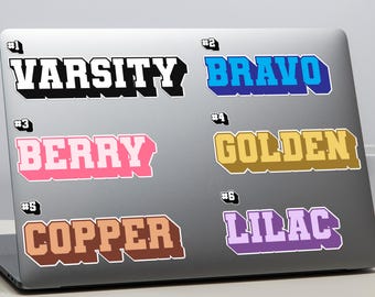 Personalisierter Varsity-Namensaufkleber - Benutzerdefinierter Sportbriefstil, fettgedruckter einzeiliger Textaufkleber für Laptops, Journals, Wasserflaschen und Geschenke