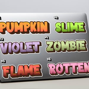 Może przedstawiać: Laptop wyświetla sześć kolorowych naklejek ze słowami o tematyce Halloween: "Pumpkin", "Slime", "Violet", "Zombie", "Flame" i "Rotten". Każde słowo ma unikalną kolorystykę i teksturowany design, idealny na Halloween.