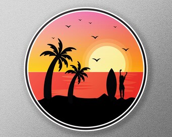 Könnte beinhalten: Silhouette einer Person mit erhobenen Armen, die ein Surfbrett an einem Strand mit zwei Palmen und einem Sonnenuntergang im Hintergrund hält.