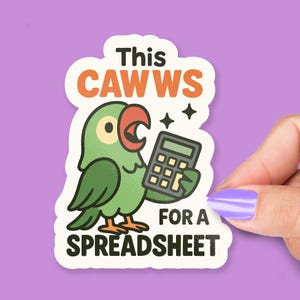 Puede incluir: Una pegatina con un loro de dibujos animados sosteniendo una calculadora. El loro es verde con un pico rojo. El texto en la pegatina dice "This CAWWS FOR A SPREADSHEET" en naranja y negro, sobre un fondo blanco.