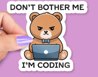 Op de afbeelding: Een sticker met een bruine cartoonbeer met een boze uitdrukking, een blauwe vlinderdas en een blauwe laptop. De tekst "DON'T BOTHER ME" en "I'M CODING" is in het zwart gedrukt.